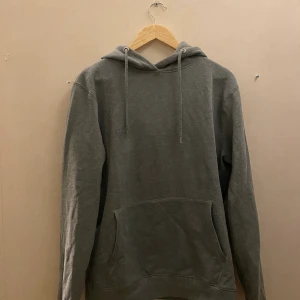 Storlek M - Skön hoodie med luva 