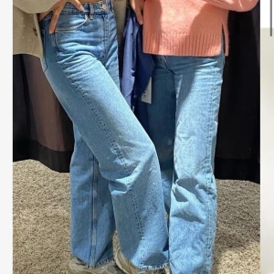 Monki taiki jeans - balloonleg - Ett par nästan helt nya byxor ifrån monki (lite mörkare än de ser ut på bild 1). Använda ett par gånger. Sitter superfint och går ner på skorna för mig som är 1,68💖 Strl- 30 men skulle säg mindre än så! Fint skick, Buda:) 