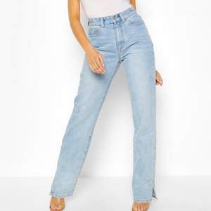 Fina ljusblåa jeans med slits nertill. Helt oanvända med prislapp kvar. Bild från internet pga att jeansen inte passar! 