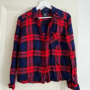 Skjorta rutig - Rutig skjorta i skönt material.