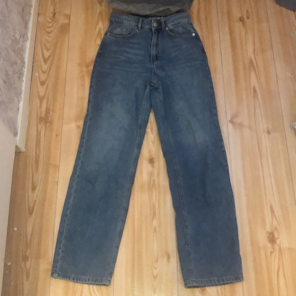 Riktigt sköna blåa na-kd jeans i storlek 34/xs😊 Köpte jeansen på Plick men tyvärr passade de inte mig så jeansen är aldrig använda!☺️ (Highwaist jeans). Jeans & Byxor.