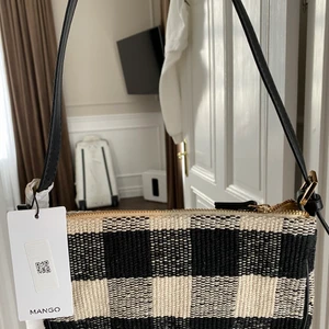 Rutig väska - Superfin liten väska! Ny med prislapp