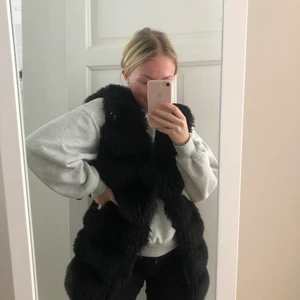 Pälsväst  - Knappt använd!! Man kan oxå knäppa den, stl m/L men passar mig som är s
