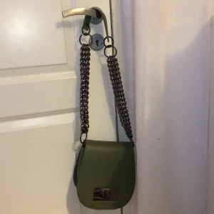 Väska - Säljer denna as coola väska från NAKD då den inte kommer till användning. Köpt i Göteborg 2019. Du står för frakten💞🦋