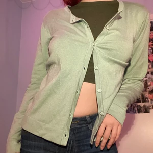 grön kofta - säljer sötaste koftan! använder inte då den inte riktigt är min stil men den är i super skick och är hur skön som helst. från kappahl men köpt secondhand, 60kr + 45kr frakt :)