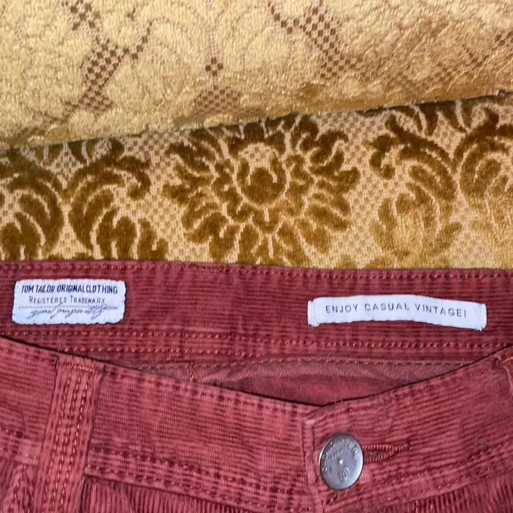 dessa röda Manchester jeans är sååå fina men de passar tyvärr förfärligt på mig då jag slarvat och inte kollat storleken ordentligt när jag köpt de, står inte storlek men tror förmodligen att de går upp i L då de passar min pappa lite tight och han har ca XL i storlek. Vet inte ålder på jeansen men det är jättebra kvalite! tar emot bud och byte mot andra klädesplagg, frakt diskuteras! <3. Jeans & Byxor.