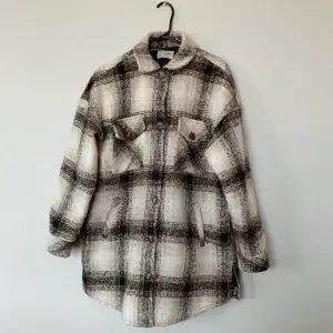 Superfin beige/svart/vit (fodrad) skjortjacka från märket Moves storlek 36. Köpt på nelly.com våren 2020 för 1399kr. Väldigt bra kvalité och sparsamt använd! Frakt tillkommer, 110kr
