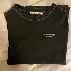 T-shirt från acne - Acnestudio T-shirt i fint skick, varken nopprig eller med defekter! Säljer då den är lite liten för mig! Skriv för fler frågor privat, buda i kommentarerna!  Orginalipriset är 1200 kr, köpt på Åhléns city i Stockholm. Köp direkt för 500 kr