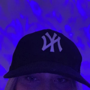 New Era keps  - Jättefin new era keps, typ aldrig använt och kommer aldrig använda därför säljer jag den🌸🌸