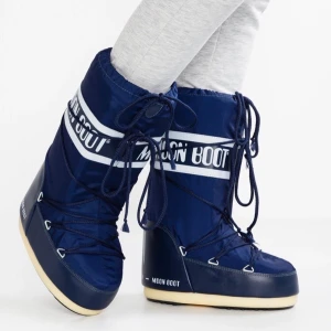 Moon Boots - Lägger ut en till annons då defekten som fanns innan nu är lagad och inte syns någonting när man har på sig dom 🥰 (se sista bilden)                                   Säljer dessa snygga Moon boots! De är storlek 35-38 och är 23,5 cm inuti, passar även någon med storlek 39. 💙 ❗️HÖGSTA BUD JUST NU: 610kr +  frakt (spårbar) 💕 OBS. BINDANDE BUD 🥰  AVSLUTAD❗️