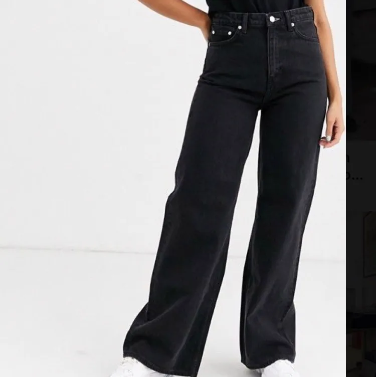 Jeans från weekday i storlek W30 L32. Skulle säga att dom passar M, lite för korta för mig som är 175 så passar fint om man är kortare❤️ frakt tillkommer. Jeans & Byxor.
