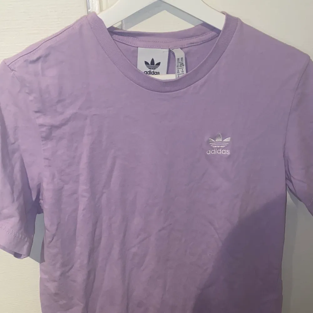 Oversized t-shirt från adidas i lilac strl. XS. Kan skickas spårbart!. T-shirts.