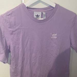 Oversized t-shirt från adidas i lilac strl. XS. Kan skickas spårbart!