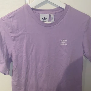 Adidas t-shirt - Oversized t-shirt från adidas i lilac strl. XS. Kan skickas spårbart!