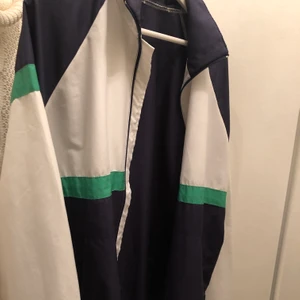 Vindjacka colorblock - Oversized i modellen, passar allt från S till L. Aldrig använd, märket är okänt. Går att dra åt längst ner 