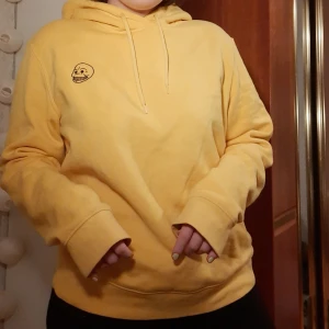 Gul Hoodie - Gul hoodie från Cheap Monday, i jättebra skick! :) Det står storlek S i den (se sista bilden) men jag skulle säga att den minst är en M, då jag själv brukar ha M i strl å den passar mig! :) + frakt tillkommer 