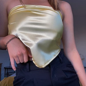 Scarf top - Säljer denna egna sydda scarftoppen. Skit snygg ljusgul färg i satin tyg. Den är justerbar så passar de flesta, om ni är intresserade kan ja sy flera i olika fina satin färger💖 hör av er vid frågor!