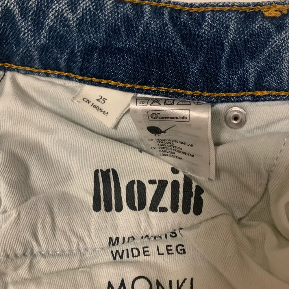 Monki ”mozik” wideleg i storlek 25.  Bra skick!💓. Jeans & Byxor.