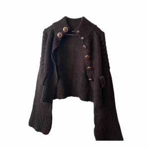  - Brun är supertrendigt och här kommer en kofta med vida armar som passar den modemedvetna! Det tillkommer även ett skärp till (bild två). Storleken uppskattas som en XS-S.