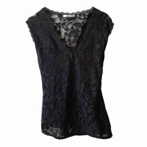 Spetstopp  - En snygg svart topp i spets som inte är genomskinlig. Den har en fin vringning som är väldigt smickrande på kroppen. Storleken är S, men skulle säga att den passar även för en XS och en M, då den är stretchig😍✨