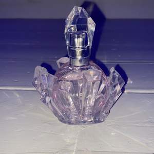 En typ oanvänd äkta ariana grande REM parfy köptes för 500