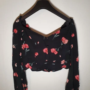 Söt blommig topp - En blommig topp i nyttskick. Köptes på H&M och är I storlek 38. Mitt pris:60kr.