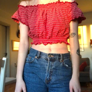 Röd topp - Fin topp som knappt är använd. Passar bra på en xs/s.