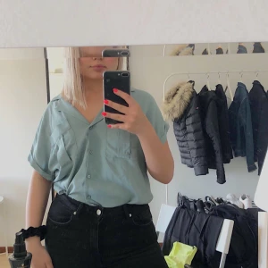 Blus - Den är använd 2-3 gånger. Frakten ingår i priset💞💞