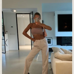 Nakd kostymbyxor  - Jättefina beiga kostymbyxor från nakd i st 40. Sitter jättebra på mig och tycker dem har perfekt passform. Dem är aldrig använda då jag fått hem 2 likadana.