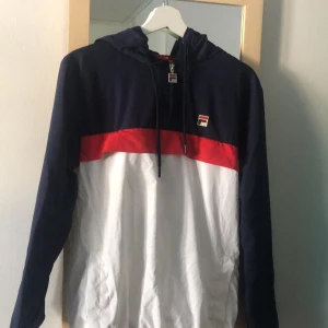 Fila vindtröja - Supersnygg jack/tröja i vindtätt material från Fila i storlek S. Skriv för mer info💞