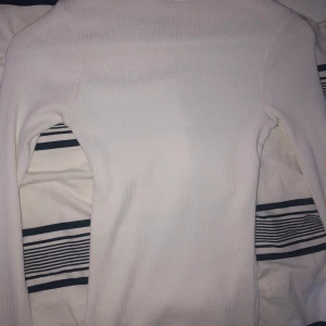 Ribbad polotröja  - Turtleneck vit ribbstickad i storlek xs
