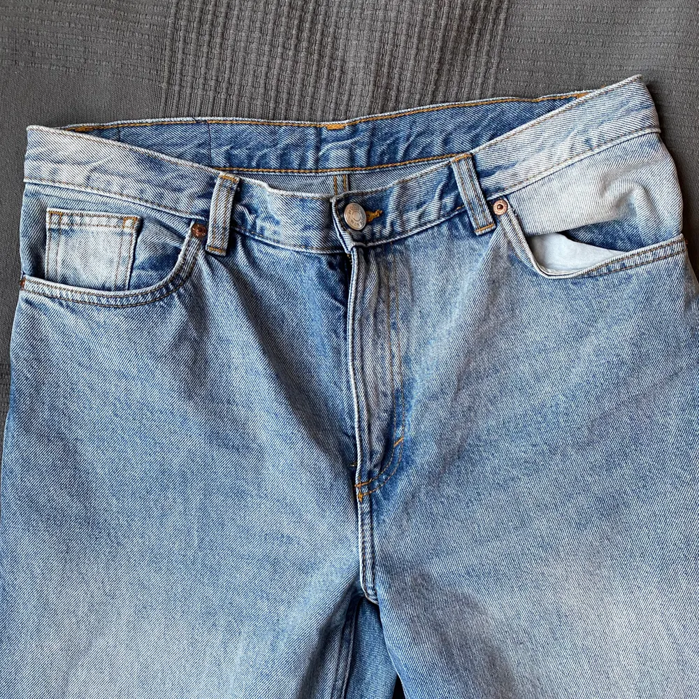 Säljer mina yoko-jeans från monki då dom är förstora! Dom är i supergott skick! Storlek 31 . Jeans & Byxor.