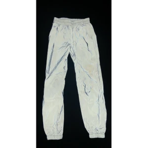 Reflective byxor  - köpte dom i oktober, har använt dom bara en gång. Size L men sitter mer som en Oversized M. Buda från 50 kr, köparen står för frakten. 