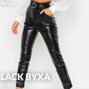 Lackbyxa - SKITSNYGG lackbyxa från Boohoo som tyvärr är för små för mig, storlek XS & inte så stretchiga. Helt oanvända. ✨ 50kr+frakt 66kr  📍Möts upp i Jönköping 📦Köparen står för frakten. Video/ bildbevis. 💸Swish, betalningen ska skickas innan jag postar!