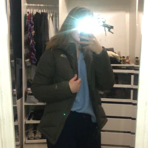 North face jacka grön - Grön north face jacka i storlek S. Pris exklusive frakt