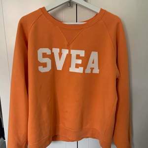 Orange cool tröja från Svea. Storlek L men skulle nästan säga att det är en M. På baksidan står det ” Perhaps today ”. Den är i fint skick och väldigt skön. 170kr + frakt
