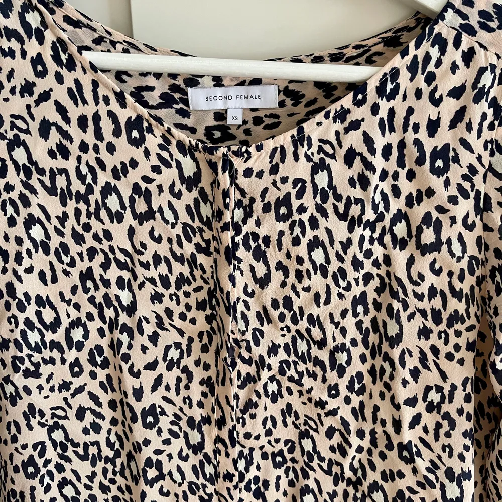 Finaste leopard mönstrade klänningen, för liten för mig därav inga bilder på 🌈🌸🌼. Klänningar.