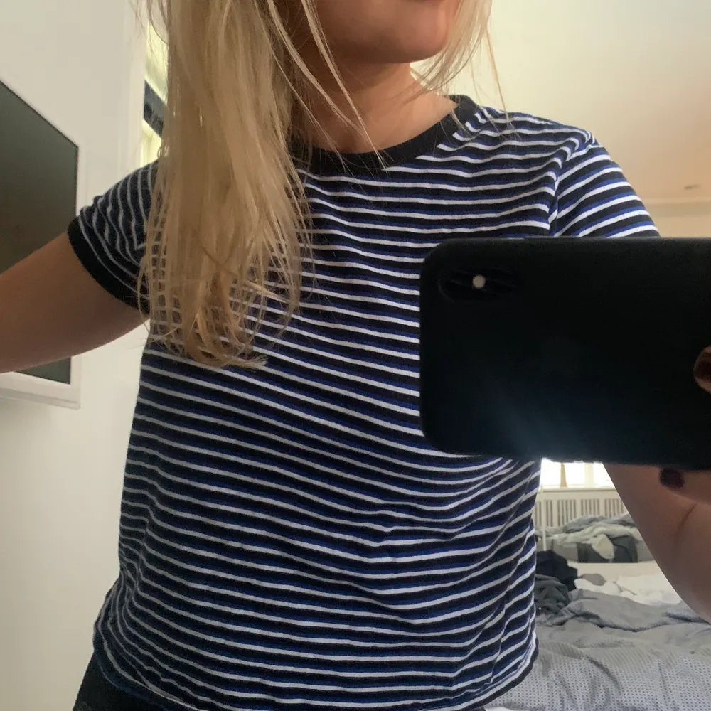 Snygg randig blå svart t shirt från Zara, frakt tillkommer💝. T-shirts.