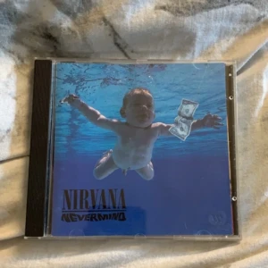 Nirvana - Gammal CD skiva med nirvanas album ”Nevermind”, fodralet är lite repigt men själva skivan är helt ok skick och går att spela på 💿 