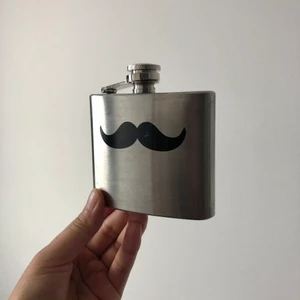 Plunta med mustasch - En plunta med en svart mustasch på. 60kr inkl frakt!