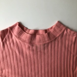 Rosa tröja - Säljer denna jättesköna tröja köpt second hand! Lappen säger large men passar på S och M också, något oversized nedtill bara! 