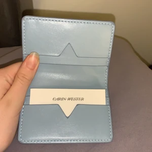 Carin Wester korthållare  - Helt ny Carin Wester korthållare (har även en i svart)  hör gärna av er om ni har några funderingar eller vill ha fler bilder🥰💗 nypris är 200kr! välkommen till att kolla in mina andra annonser, samfraktar gärna :)