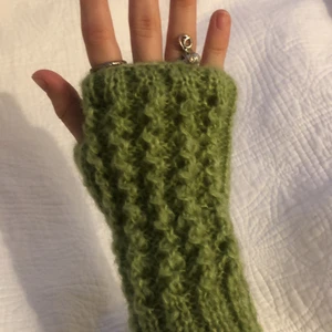 handledsvärmare  - trendiga handstickade hanledsvärmare i två olika färger, skänker exakt alla pengar till barnfonden. Finns i vitt och grönt, handskarna är ganska stretchiga och passar nästan alla storlekar. Finns 2 rosa kvar 🧡🧡  