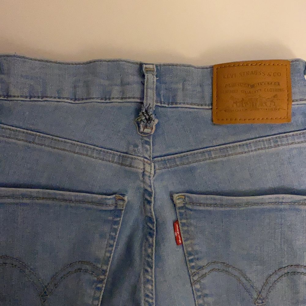 Fina Levis jeans i bra skick förutom att de är lite trasiga där bak (se bild tre) men inget man tänker på när de väl används. Jag har försökt sy ihop det och det blev inte så snyggt men kan lätt fixas, jag har bara inte orkat. Storlek 24 men är väldigt stretchiga så passar även mindre eller större. Jag har vanligtvis 25 och dessa passar mig perfekt!. Jeans & Byxor.