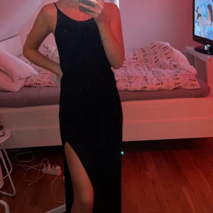 Din svart klänning - Jätteskönt klänning med slits vid benet. Sitter jätteskönt o fint, ganska lång