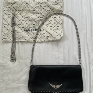 Zadig Voltaire väska - Säljer min super fina zadig Voltaire klutch väska med nitar! Dustbag samt alla kedjor medföljer! Väldigt sparsamt använd. Köpt för 4500 så säljs inte under 1500! Buda i komentarersfältet! Köparen står för frakt! SMUTSIG SPEGEL INTE VÄSKAN 