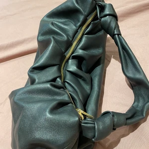 Svart väska  - Snygg svart väska från  mango. Väskan är väldigt rymling och i nyskick🖤