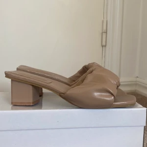 Klacksko  - En så snygg klacksko som oxå är bekväm!! Några få jättesmå slitningar - därav priset🤎