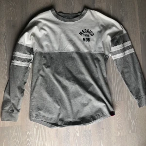 Married to the Mob tröja - långärmad tröja från Married to the Mob i storlek L men sitter som en M! väldigt bra skick!