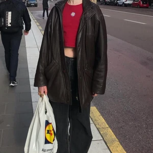 Skinnjacka - Mörkbrun skitnajs skinnjacka i bra skick! Varit en favorit länge men nu är det dags att låta den gå sin egen väg. Köpt secondhand, lång i modellen. 150kr + frakt vid snabbt köp :)